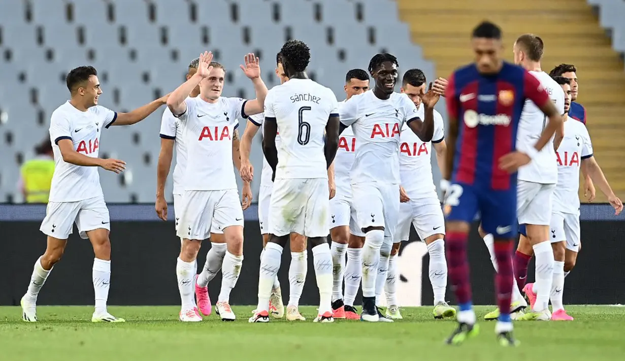 Tak lama kemudian, Tottenham Hotspur berbalik unggul seusai Oliver Skipp kembali mencatatkan namanya di papan skor pada menit ke-36. (Pau BARRENA/AFP)
