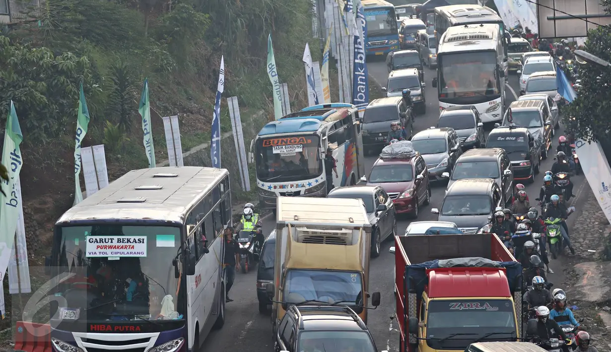 Antrean kendaraan terjebak macet di jalur lingkar Nagrek, Jawa Barat, Sabtu (2/7). Meningkatnya volume kendaraan dari Jakarta dan sekitar menjadi penyebab kemacetan di jalur yang rutin dilintasi pemudik itu setiap tahun. (Liputan6.com/Immanuel Antonius) 