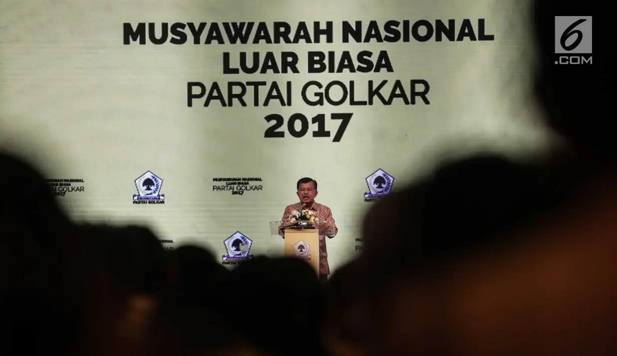 Wakil Presiden Jusuf Kalla memberikan paparan dalam penutupan musyawarah nasional luar biasa Partai Golkar di Jakarta, Rabu (20/12). Munaslub Golkar tadi pagi mengukuhkan Airlangga sebagai ketum menggantikan Setya Novanto. (Liputan6.com/Faizal Fanani)