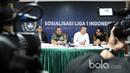 Edy Rahmayadi (2kiri) memberikan keterangan kepada media usai memimpin rapat Sosialisasi Liga 1 Indonesia di Gedung Kostrad, Jakarta, Kamis (16/3/2017). Liga 1 Indonesia akan bergulir pada tanggal 15 April 2017. (Bola.com/Nicklas Hanoatubun)