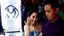 Chacha dan Dico sedang mencari sepasang cincin kawin di 'booth' MissMondial di pameran 'Jakarta Wedding Festival'. Pasangan ini akan menikah dalam waktu dekat. (Wimbarsana/Bintang.com)