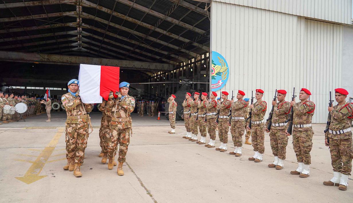 Rico Pramudia sempat kritis di rumah sakit Beirut karena ledakan proyektil yang menyasar ke pos UNIFIL di Adchit Al Qusayr. Tampak dalam foto yang diambil dan dirilis oleh Pasukan Sementara Perserikatan Bangsa-Bangsa di Lebanon (UNIFIL), menunjukkan rekan-rekan prajurit membawa peti jenazah Kopral Rico Pramudia, saat upacara penghormatan di Bandara Internasional Lebanon, Beirut, pada 26 April 2026. (Haidar Fahs/UNIFIL/AFP)