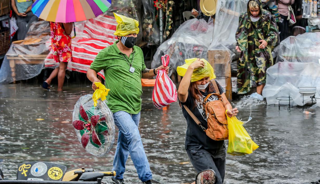 FOTO: Hujan Deras Tiba-Tiba Bikin Banjir di Manila ...