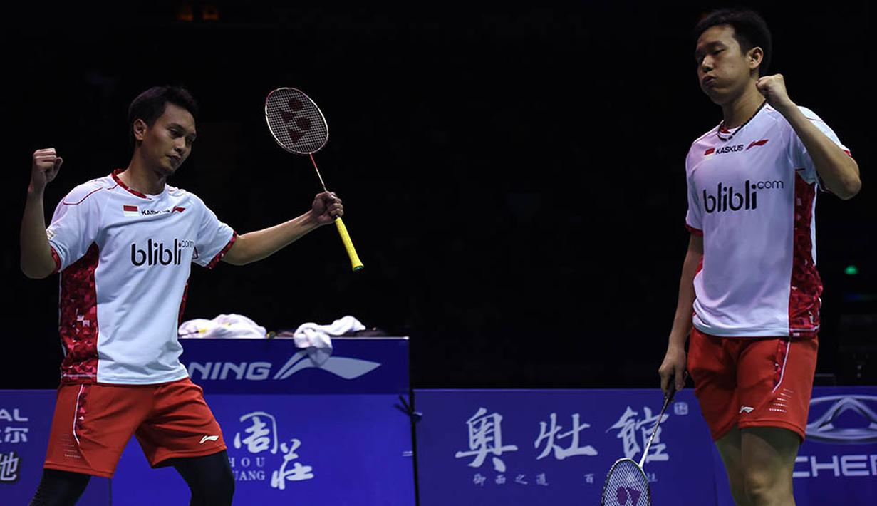 Pebulutangkis Indonesia, Mohammad Ahsan dan Hendra Setiawan, merayakan keberhasilan menaklukan pasangan Denmark pada final Piala Thomas. Ahsan/Hendra menang  21-18, 21-13 dari Mads Conrad-Petersen dan Pieler Kolding. (AFP/Johannes Eisele)