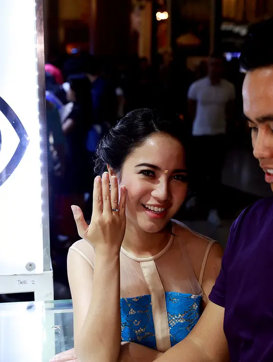 Chacha dan Dico sedang mencari sepasang cincin kawin di 'booth' MissMondial di pameran 'Jakarta Wedding Festival'. Pasangan ini akan menikah dalam waktu dekat. (Wimbarsana/Bintang.com)