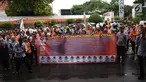 Sejumlah karyawan PT Pos Indonesia berunjuk rasa di depan Gedung Direksi PT Pos Indonesia, Jakarta, Senin (25/6). Mereka menuntut manajemen PT Pos Indonesia membagi keuntungan dan jasa produksi perusahaan tahun 2017. (Liputan6.com/Arya Manggala)