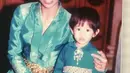 Sejak kecil Dian sudah memgenakan pakaian tradisional Indonesia seperti mengenakan kain batik. Berbaju biru dengan brosnya, ia tampil dengan rambut super pendek saat masih balita. @therealdisastr