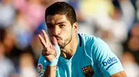 Striker Barcelona, Luis Suarez, merayakan gol yang dicetaknya ke gawang Leganes pada laga La Liga Spanyol di Stadion Butarque, Leganes, Sabtu (18/11/2017). Leganes kalah 0-3 dari Barcelona. (AFP/Oscar Del Pozo)