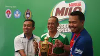 Syamsir Farid dari Asprov PSSI Sulawesi Selatan, Kurniawan Dwi Yulianto, dan Donny Wahyudi dari MILO saat konferensi pers MILO Football Championship 2017 di Makassar, Sabtu (8/4/2017). (Bola.com/Benediktus Gerendo Pradigdo)