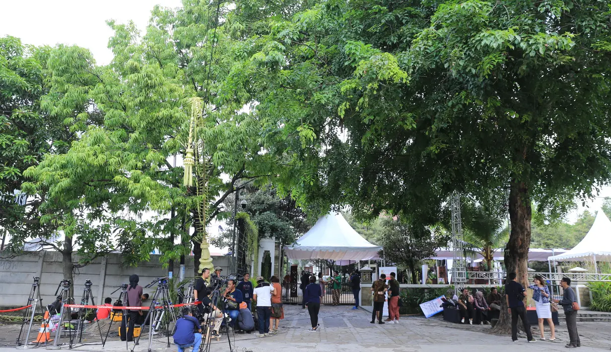 Suasana seputar tempat nikah putri Jokowi, Kahiyang Ayu dengan Bobby Nasution mulai ramai. Akad nikah akan berlangsung Rabu 8 November 2017 pukul 09.00-10.15 WIB. (Adrian Putra/Bintang.com)