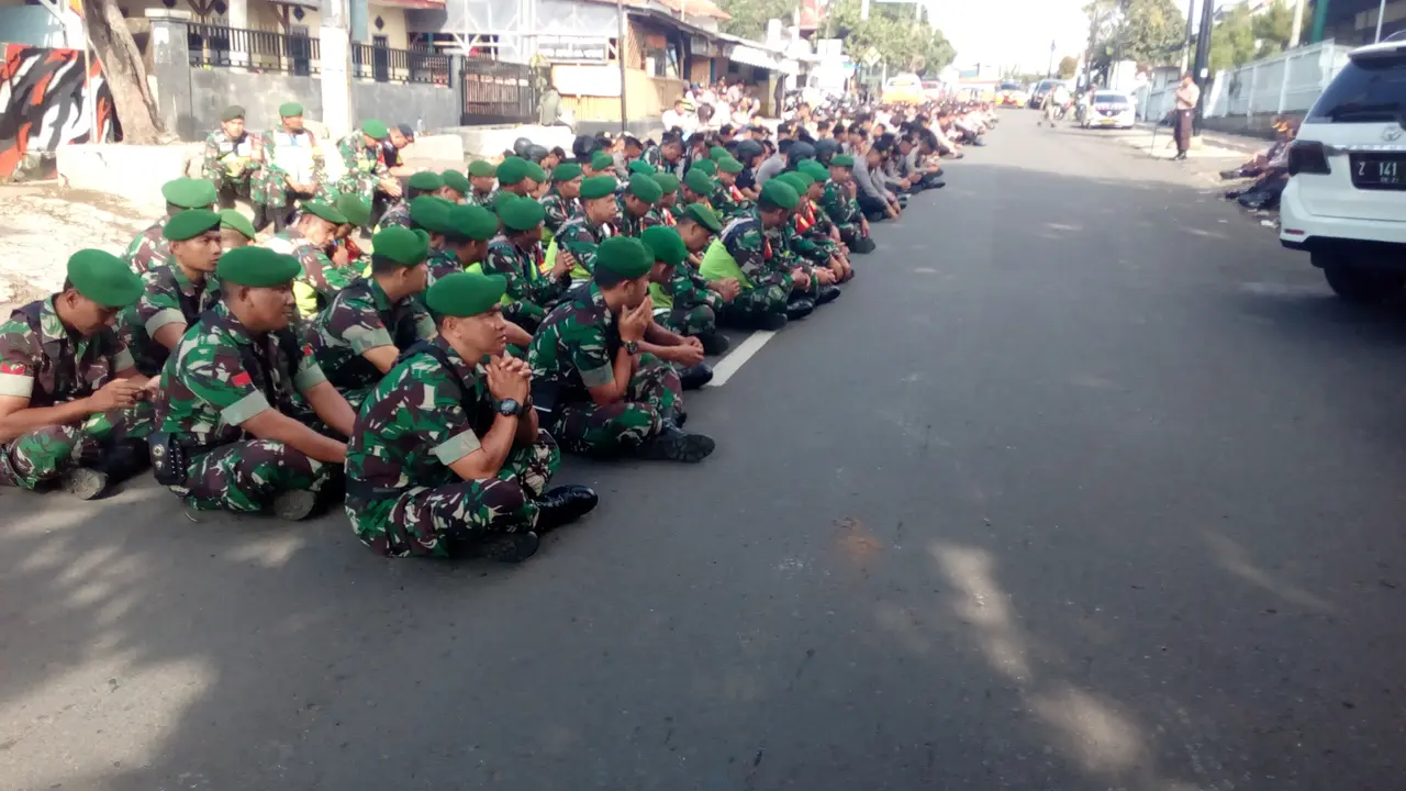 Ratusan anggota gabungan TNI, Polri bersholawat dan zikir sebelum pelaksanaan sidang pleno KPU Garut