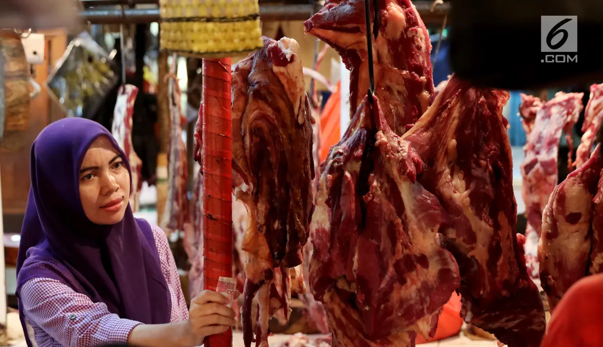 Warga membeli daging sapi di kios penjualan daging Pasar Senen, Jakarta, Kamis (22/6). Harga daging sapi segar diprediksi dapat melonjak hingga Rp 150.000 per kilogram sampai menjelang hari raya Idul Fitri 1438 H. (Liputan6.com/Angga Yuniar)