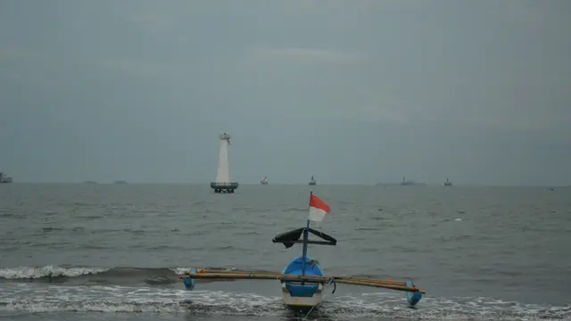 Perahu kecil nelayan pantai selatan Jawa menantang ganasnya Samudera Hindia. (Foto: Liputan6.com/Muhamad Ridlo)