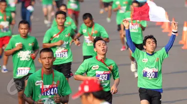 Ribuan peserta mengikuti lomba lari Jakarta International 10K 2015 di Silang Monas, Jakarta, Minggu (31/5). Lomba dalam rangka menyambut HUT DKI Jakarta ke-488 itu diikuti 35 ribu peserta dari dalam dan luar negeri. (Liputan6.com/Helmi Afandi)