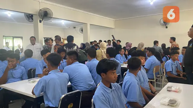 Kunjungan Menko PM ke Sekolah Rakyat 21 Universitas Negeri Surabaya, pada Kamis (14/8/2025).