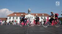 Warga naik sepeda hias di pelataran Museum Fatahillah, Jakarta, Selasa (19/6). Kemudahan transportasi dan biaya yang murah menjadikan kawasan ini sebagai lokasi favorit warga untuk menghabiskan waktu libur. (Liputan6.com/Helmi Fithriansyah)