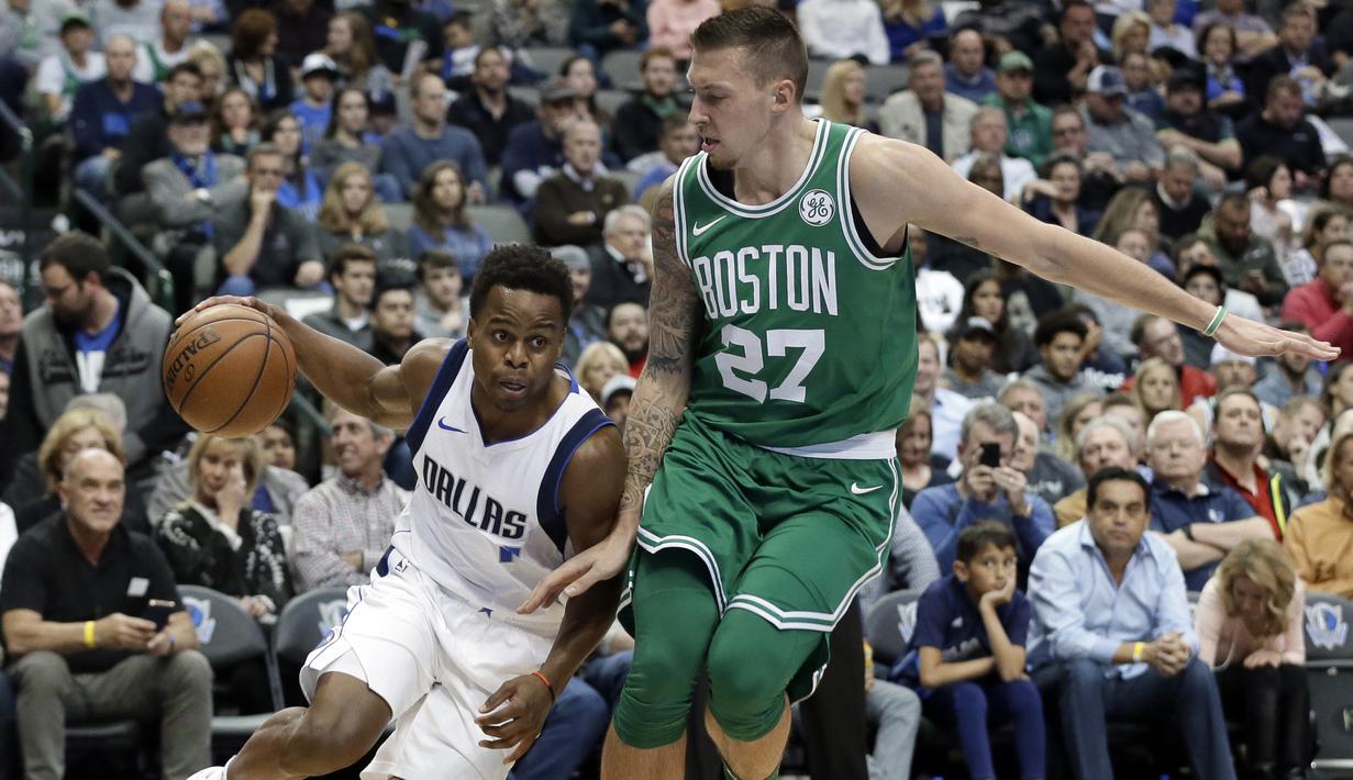 Pemain Dallas Mavericks, Yogi Ferrell (11) menggiring bola melewati adangan pemain Boston Celtics, Daniel Theis (27) pada laga NBA basketball game di American Airlines Center, Dallas, (20/11/2017).   Celtics menang 110-102. (AP/Tony Gutierrez)