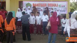 Citizen6, Aceh: OSIS dan para Guru di SMA Negeri 4 Kejuruan Muda Aceh Tamiang beserta donatur, melakukan aksi penggalangan dana untuk korban banjir bandang di SD Ujong Peunalom, Tangse, Pidie.(Pengirim: Ari Gunawan)