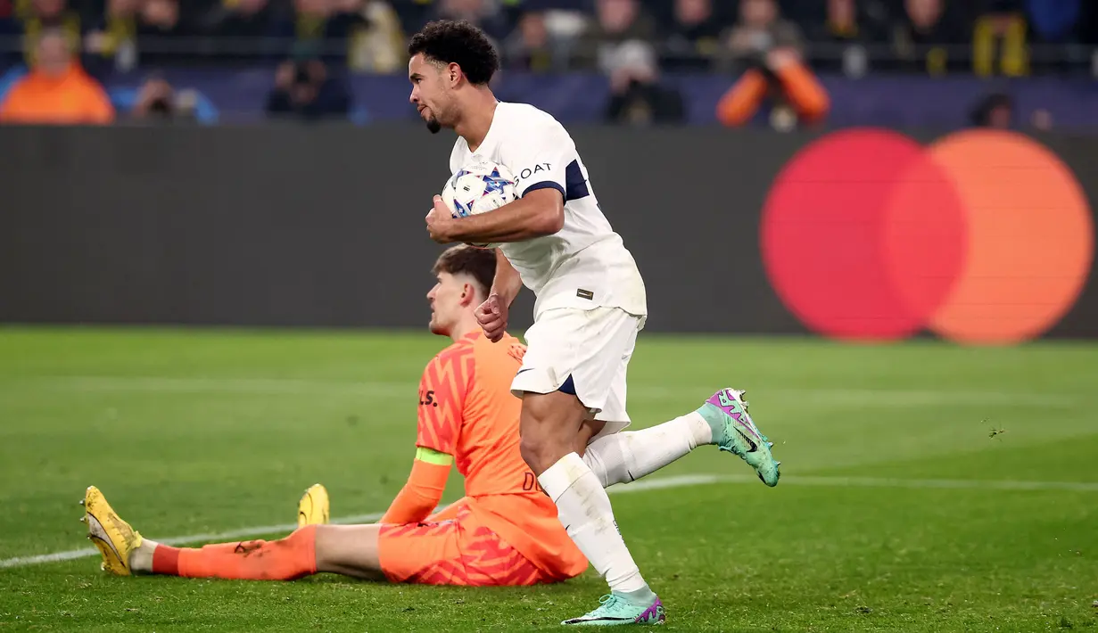 Warren Zaire-Emery yang kini tengah menjalani musim kedua bersama PSG baru saja mencatatkan namanya di urutan kedua sebagai pesepak bola Prancis termuda sepanjang sejarah yang mampu mencetak gol di Liga Champions. Berusia 17 tahun, 9 bulan dan 5 hari, ia sukses mencetak satu gol ke gawang Borussia Dortmund pada laga matchday keenam Grup F Liga Champions 2023/2024 (13/12/2023) yang berakhir imbang 1-1 dan membawa PSG lolos ke babak 16 besar. (AFP/Franck Fife)