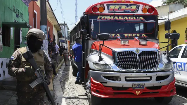 Di El Salvador, tentara mengepung kota untuk membasmi geng