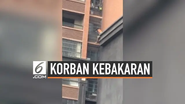 Seorang kakek bersama cucunya menyelamatkan diri dari kebakaran. Ia turun melewati bagian luar bangunan tempat tinggalnya sambil menggendong sang cucu.