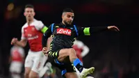 Aksi penyerang Napoli, Lorenzo Insigne pada leg 1, babak perempat final Liga Europa yang berlangsung di Stadion Emirates, London, Jumat (12/4). Arsenal menang 2-0 atas Napoli. (AFP/Ben Stansall)