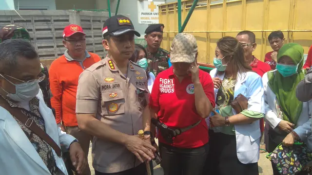 Satuan Tugas (Satgas) Narkoba Polres Jakarta Selatan bersama dengan Kodim, IDI, BNNK dan Satpol PP razia di Pasar Manggis
