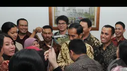 Jokowi dan Ahok terlihat akrab dan membaur bersama para stafnya. Mereka tidak canggung ketika diajak untuk berfoto bersama, Jakarta, Jumat (8/8/2014) (Liputan6.com/Herman Zakharia) 