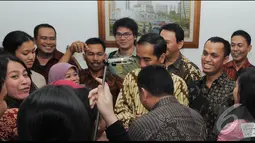Jokowi dan Ahok terlihat akrab dan membaur bersama para stafnya. Mereka tidak canggung ketika diajak untuk berfoto bersama, Jakarta, Jumat (8/8/2014) (Liputan6.com/Herman Zakharia) 