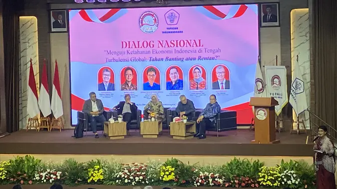 Ekonom Sebut Ekonomi Indonesia Masih Tumbuh, Tapi Waspada Risiko Fiskal