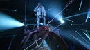 Aksi panggung rapper Travis Scott saat bernyanyi di MTV European Music Awards 2017 di London, Minggu (12/11). Dalam penampilannya, Travis Scott terlihat menaiki replika atau robot burung di MTV European Music Awards 2017. (Joel Ryan/Invision/AP)