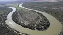 Sungai Rio Grande sepanjang perbatasan AS-Meksiko di McAllen, Texas (3/1). Ribuan imigran Meksiko juga nekat menggunakan ferry saat memasuki Texas, AS melalui sungai tersebut setiap tahunnya. (AFP Photo/John Moore/Getty Images)