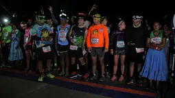 Para peserta bersiap di garis start untuk mengikuti lomba lari maraton Ultra Trail Cerro Rojo di negara bagian Chihuahua, Meksiko, Sabtu (15/7). Sekitar 600 peserta dari berbagai negara ambil bagian dalam lomba marathon 100 km itu. (Herika MARTINEZ/AFP)