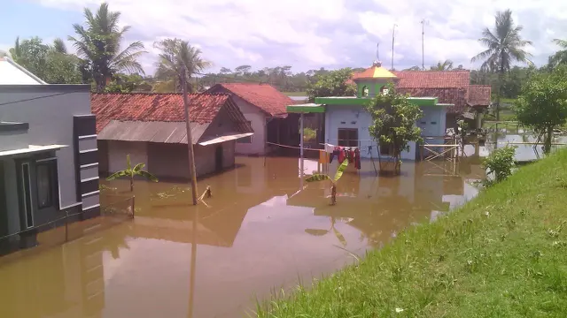 Warga Tarisi Kabupaten Cilacap mengungsi lantaran rumahnya terendam. (Foto/Liputan6.com/BPBD Cilacap/Muhamad Ridlo)