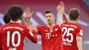 Striker Bayern Munchen, Robert Lewandowski, melakukan selebrasi usai mencetak gol ke gawang Moenchengladbach pada laga Liga Jerman di Allianz Arena, Sabtu (8/5/2021). Bayern Munchen menang enam gol tanpa balas. (Peter Kneffel/Pool via AP)