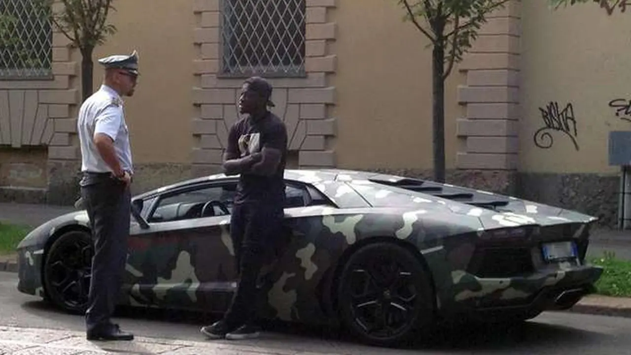 Berwarna Aneh, Lamborghini Milik Muntari Diberhentikan Aparat