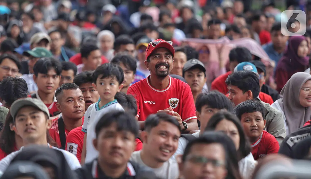 Pendukung Skuad Garuda terlihat sangat antusias dan menaruh harapan besar Timnas Indonesia mampu meraih poin saat bertandang ke Australia. (Liputan6.com/Angga Yuniar)
