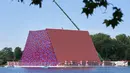 Pekerja membangun 'The Mastaba', sebuah karya luar ruangan di danau Serpentine di Hyde Park, London (11/6). Kata mastaba berasal dari bahasa Arab untuk menyebut bangku jika dilihat dari kejauhan. (AFP Photo/Niklas Hallen)