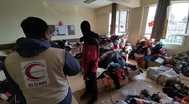 Anggota Lembaga kemanusiaan Bulan Sabit Merah Indonesia atau BSMI mengecek bantuan logistik di Kota Antakya, Provinsi Hatay, Turki (19/2/2023). Lembaga kemanusiaan Bulan Sabit Merah Indonesia atau BSMI menyalurkan bantuan logistik senilai Rp 250 juta. Bantuan tersebut didapatkan dari pengumpulan donasi masyarakat oleh lembaga tersebut. (Liputan6.com/Andry Haryanto)