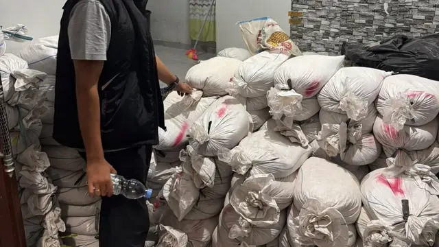 Bareskrim Polri menggerebek tempat penyimpanan pasir timah ilegal di Desa Gantung, Kecamatan Gantung, Kabupaten Belitung Timur. (Dok. Istimewa)