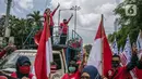 Massa yang tergabung dalam KSBSI mengangkat tiga jari saat aksi solidaritas di depan Kedubes Myanmar, Jakarta, Rabu (10/3/2021). Dalam aksi solidaritas tersebut massa mengutuk keras atas kudeta militer dan mendesak penegakan demokrasi serta perlindungan HAM di Myanmar. (Liputan6.com/Faizal Fanani)
