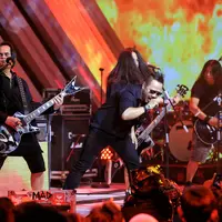 Jamrud mengaku senang terlibat dalam The Biggest Concert Super Band yang disiarkan dari studio Penta SCTV. Dalam gelaran itu, beberapa grup musik papan atas turut meramaikannya, antara lain Gigi, Five Minutes, dan Setia Band. (Adrian Putra/Bintang.com)
