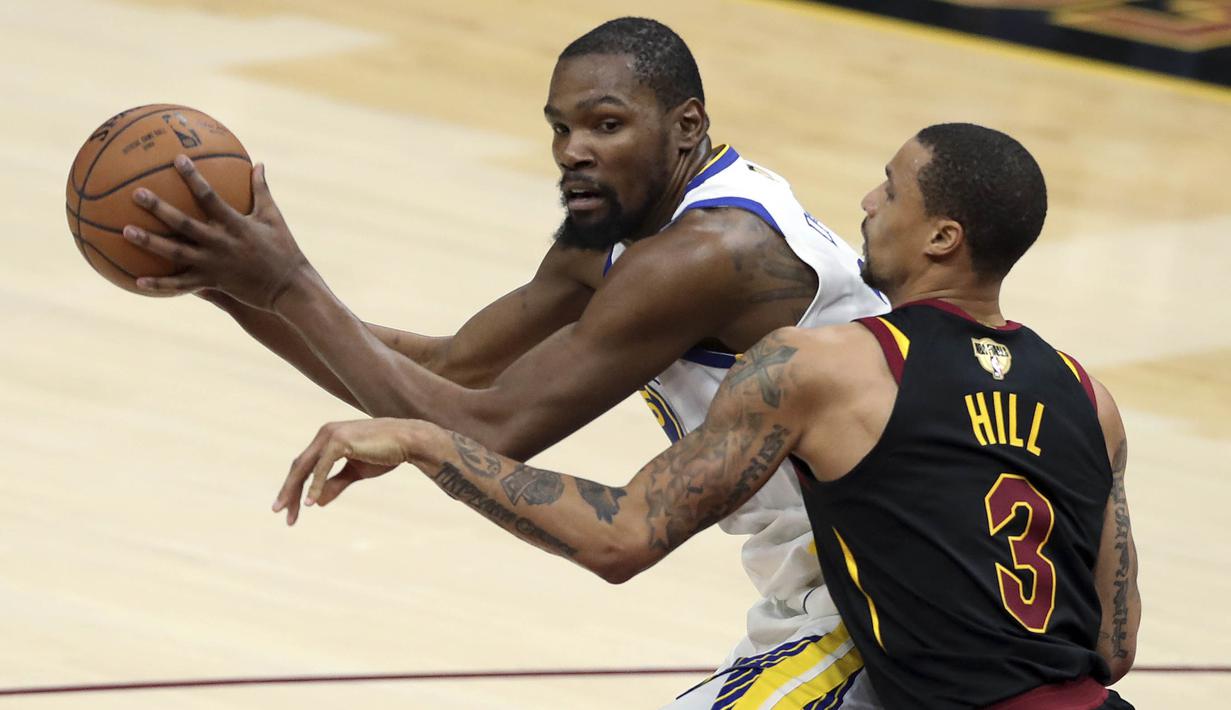 Pebasket Golden State Warriors, Kevin Durant, berusaha melewati pebasket Cleveland Cavaliers, George Hill, pada Gim 3 Final NBA di Quicken Loans Arena, Rabu (6/6/2018).  Kevin Durant terpilih sebagai pemain terbaik Final NBA 2018. (AP/Carlos Osorio)