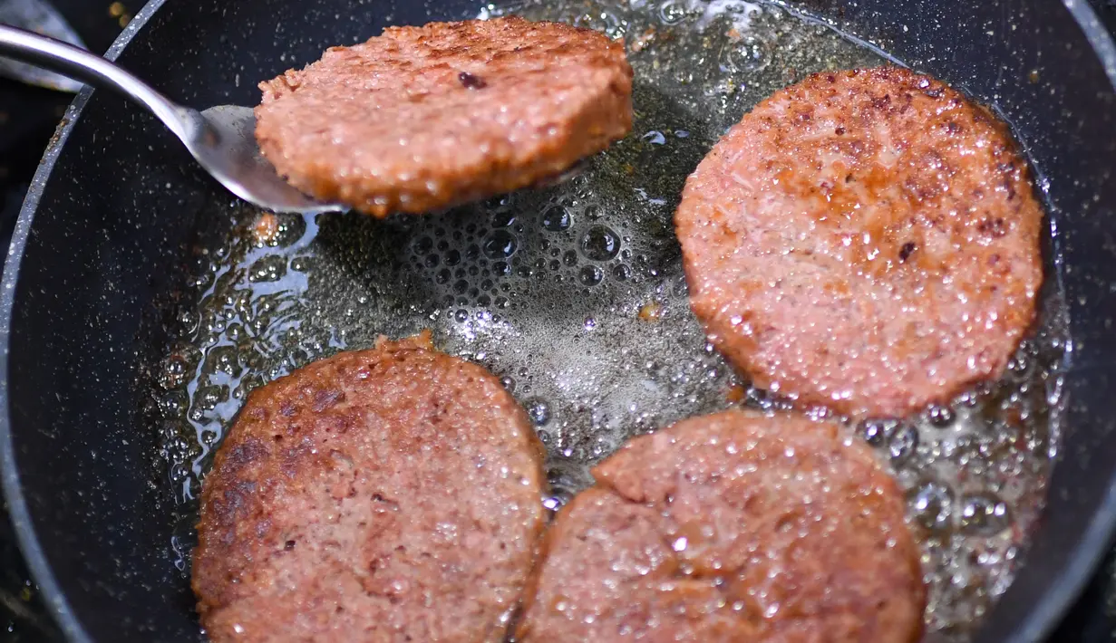 Seorang staf memasak "daging vegetarian" di stan Cargill, sebuah perusahaan pertanian dan makanan yang berbasis di Amerika Serikat, di area ekshibisi Produk Makanan dan Pertanian Pameran Impor Internasional (China International Import Expo/CIIE) ketiga di Shanghai, China timur (5/11/2020). (Xinhua/C