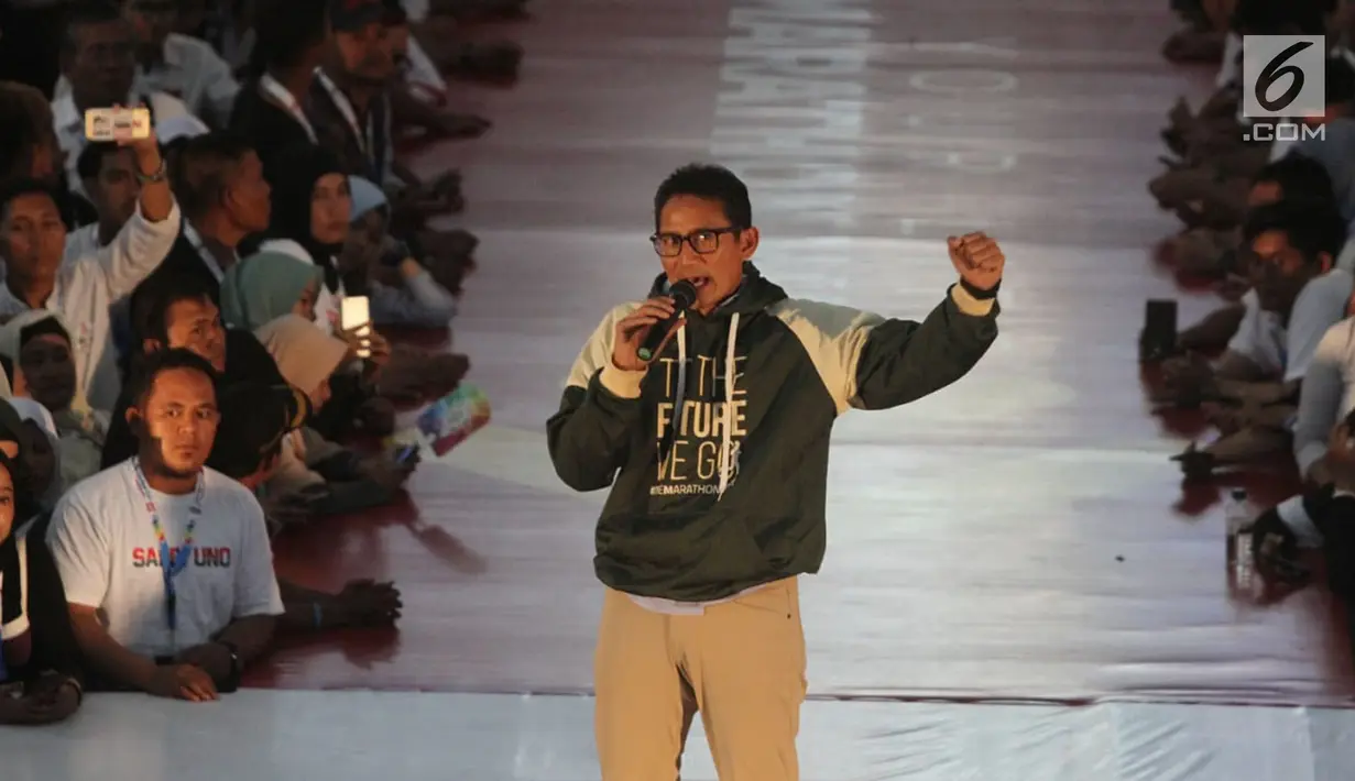 Pengusaha yang juga cawapres nomor urut 02 Sandiaga Uno saat mengisi Young Entrepreneur Summit (YES) 2019 yang digelar KAHMIPreneur di Medan, Sumatera Utara, Minggu (7/4). Medan YES 2019 merupakan forum kaum milenial kreatif bertemu dengan para pengusaha muda sukses. (Liputan6.com/HO/Asra)