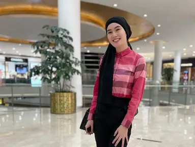 Saat sudah disebut mantap mengenakan hijab, Stevie Agnecya baru-baru ini terlihat tampil tanpa kerudung. Ia juga kerap mengunggah video dan fotonya lepas hijab di media sosial. (Liputan6.com/IG/@steviagnecya).