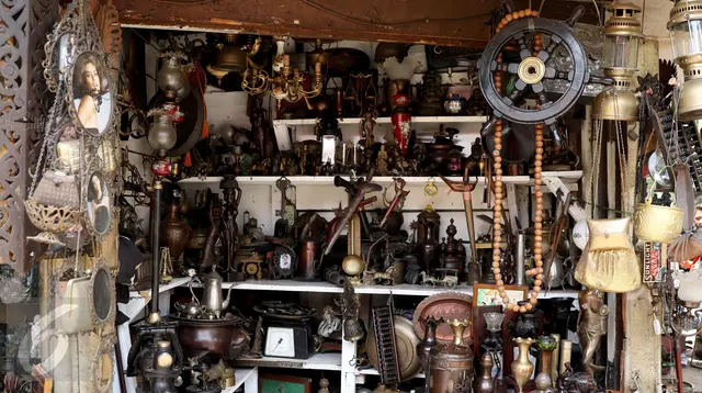 Aneka barang antik dan unik dijual di kios-kios yang terletak di Jalan Surabaya, Menteng, Jakarta, Minggu (10/9). Beragam barang antik mulai dari peralatan elektronik hingga pajangan rumah tangga mudah dijumpai di sini. (Liputan6.com/Gempur M. Surya)