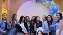 Para sahabat dan adik Nikita Willy, Winona memberikan kejutan baby shower dengan nuansa warna biru sesuai dengan gender anak kedua Nikita. Kejutan di salah satu restoran didekorasi dengan backdrop putih serba balon didominasi warna biru. [@nonawilly]