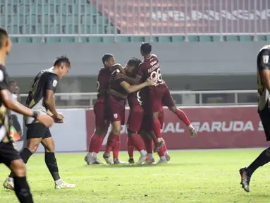 Pemain Persis Solo merayakan gol Fabiano Beltrame pada laga semifinal Liga 2 Indonesia 2021 melawan Martapura Dewa United di Stadion Pakansari, Bogor, Senin (27/12/2021). Persis Solo unggul 2-1 dan melaju ke final serta memastikan satu tempat promosi ke BRI Liga 1. (Liputan6.com/Helmi Fithriansyah)