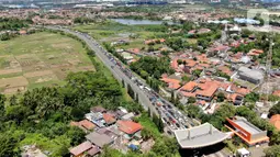 Foto udara memperlihatkan kemacetan yang terjadi dalam Tol Tangerang-Merak, Banten, Jumat (29/4/2022). Kemacetan sepanjang 7 Kilometer mengular hingga ke dalam tol akibat lonjakan pemudik yang hendak menyeberang ke Pulau Sumatera melalui Pelabuhan Merak. (Liputan6.com/Angga Yuniar)